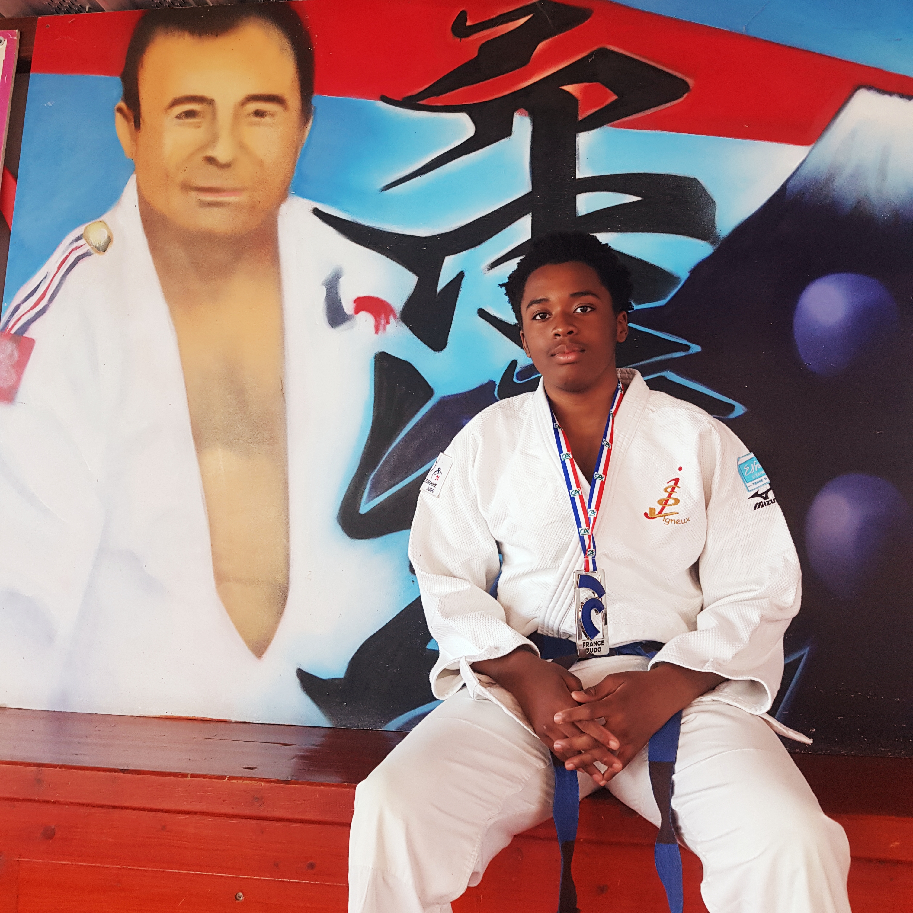 Enfant observant un combat